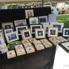 Onze kraam op de kunstmarkt vol foto's van vogels en andere dieren