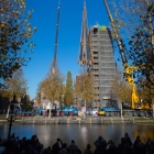 De torenspits wordt langzaam naar boven gehesen