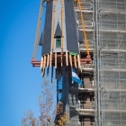 De torenspits wordt op de Laurentiuskerk gehesen