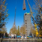 De torenspits bungelt gecontroleerd boven de kerk in Weesp