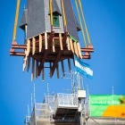 Nog enkele meters en de torenspits staat weer op de Laurentiuskerk Weesp