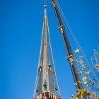 Nog even en de torenspits staat weer op de Laurentiuskerk Weesp