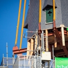 De torenspits staat weer op de Laurentiuskerk Weesp