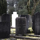 Vervallen graven op begraafplaats Landscroon in Weesp