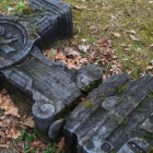 Vervallen graven op begraafplaats Landscroon in Weesp