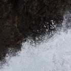 Opspattend water van de Fjallfoss waterval